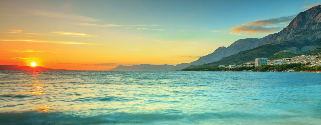 Coucher de soleil sur la mer et la côte de la Riviera de Makarska